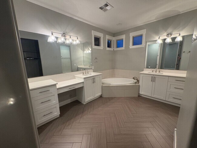 Foto del edificio - Charming 4-Bedroom Home in Highly Sought After Santa Clara!