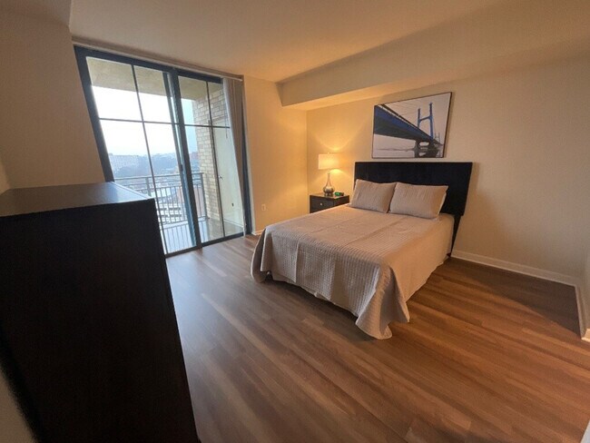 Foto del edificio - 1321 S Elm St