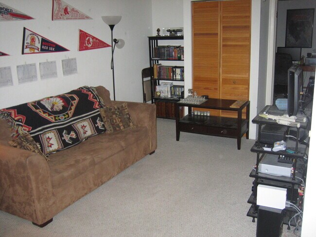 Foto del edificio - FALL PRE-LEASE:  Sunny 1 BR in Wimbledon C...