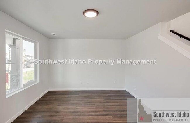 Building Photo - 8140 E Sunray Dr