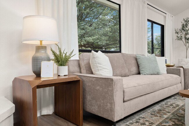Foto del edificio - Freshly Renovated Beauty in Prime North Ce...