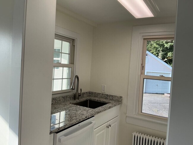 Building Photo - Completely renovated 3-bedroom Home in Cromwell