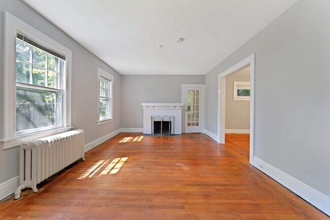 Building Photo - 93 Huguenot Ave