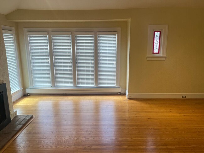 Building Photo - Large 3 Bedroom 3 Bath House**Yard**Washer...