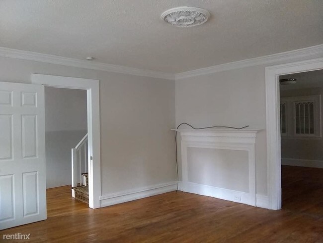 Building Photo - 4 br, 1 bath Townhome - 1368 Poquonock Ave