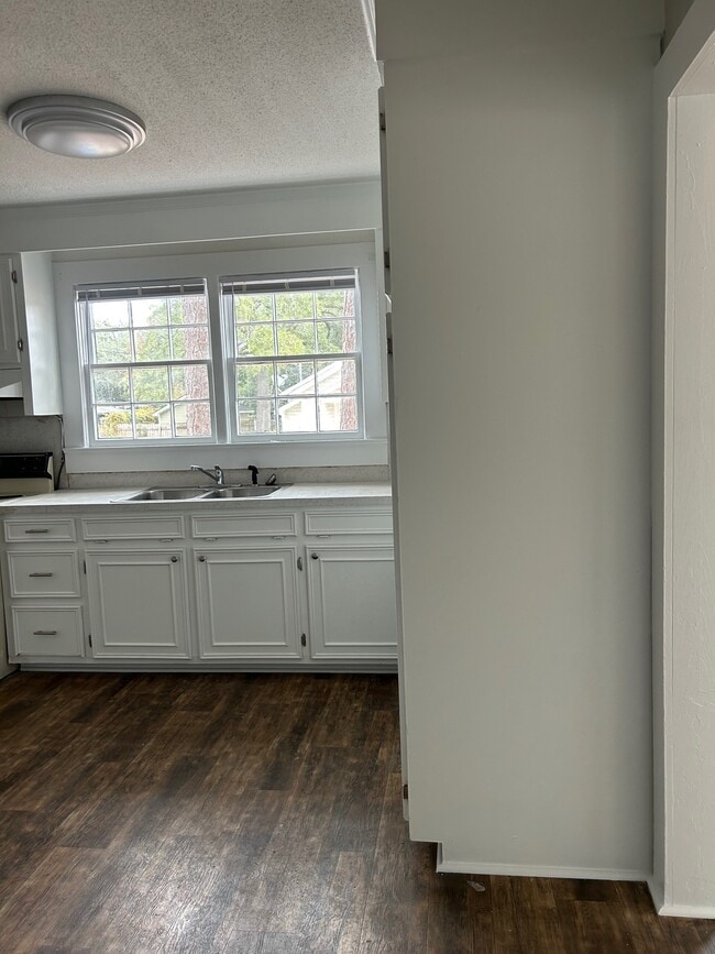 Foto del edificio - 2100 Woodward Dr