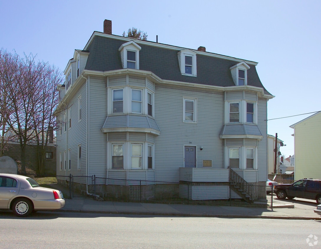 Building Photo - 1266 S Main St