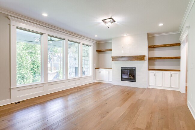 Foto del edificio - {4620} James Engle Custom Home built in 2019 + Main Floor Primary Bedroom + Finished Basement wit...
