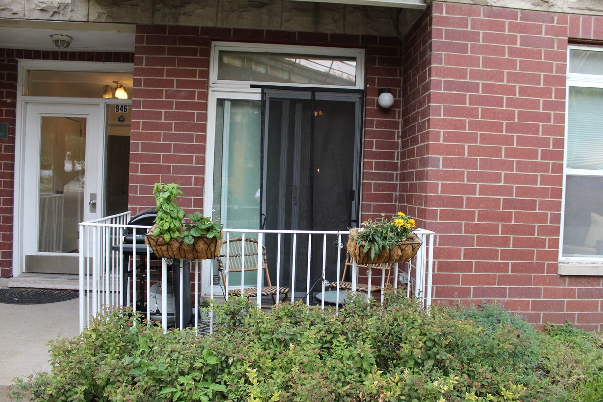 patio space - 946 W Fry St