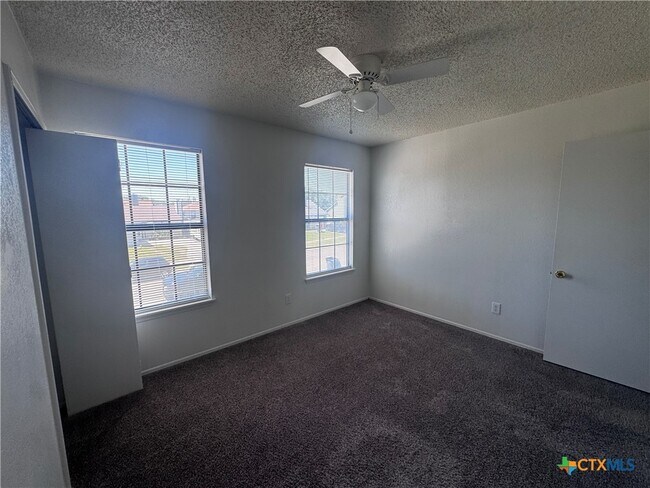 Foto del edificio - 1613 Bobby Lee Dr