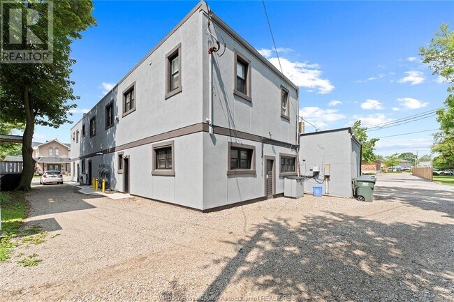 Building Photo - 127 Talbot St N