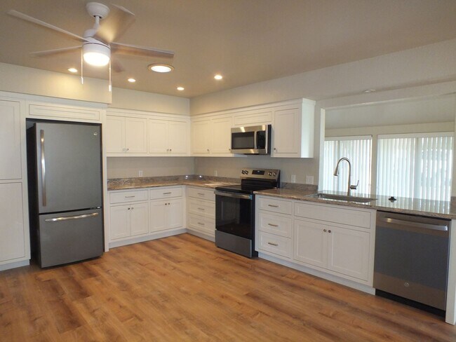 Foto del edificio - Cameron Park 2/2.5 2500 sf home on the golf course - Fully remodeled!