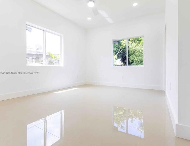 Foto del edificio - 817 NW 7th Ave