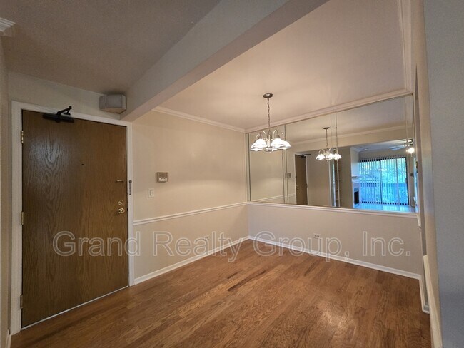 Building Photo - 800 Lakeside Dr