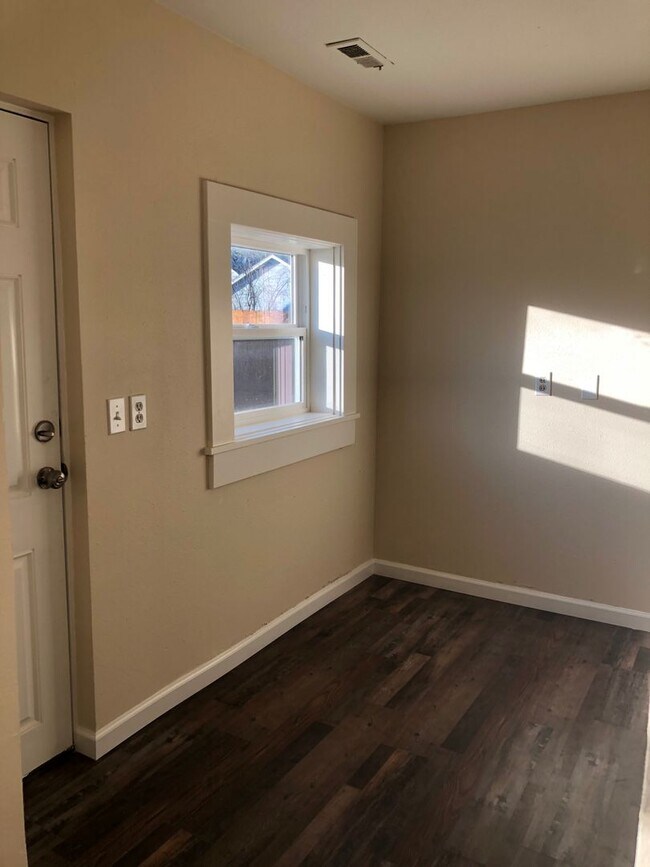 Building Photo - UPDATED HOUSE, LARGE YARD & TONS OF CHARM!...