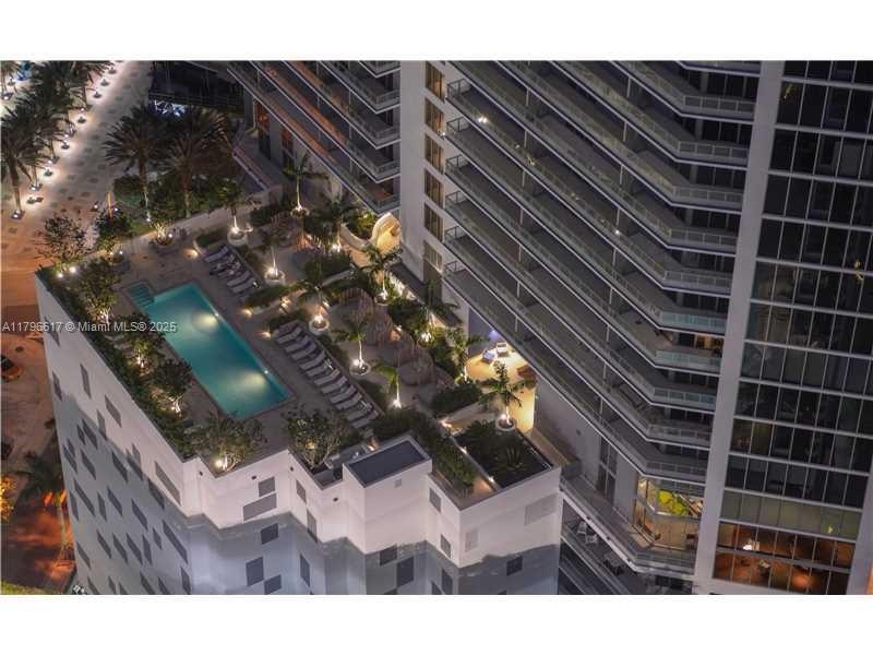 Primary Photo - 1300 Brickell Bay Dr