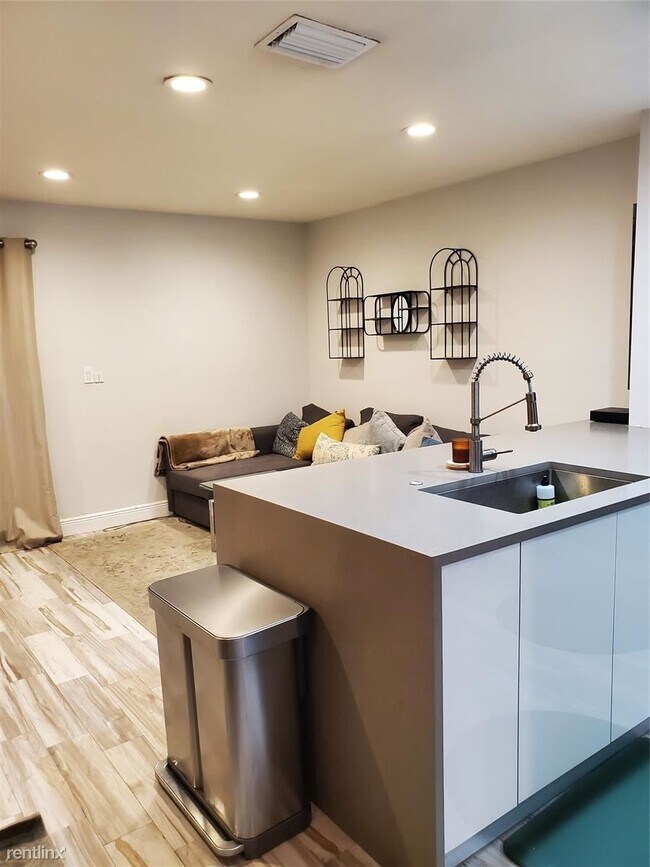 Foto del edificio - 2 br, 2.5 bath Townhome - 3900 NE 18th Ave