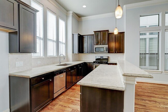 Building Photo - 646 Nagle St