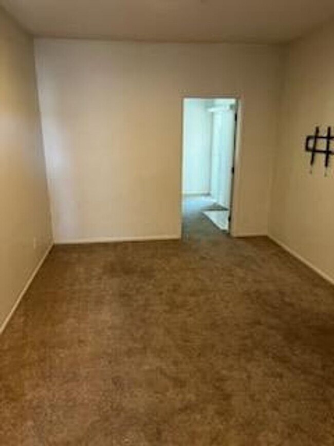 Building Photo - Upper Unit 2 Bedroom Condo in Gated Commun...