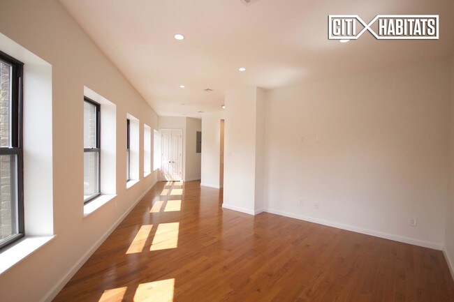 Building Photo - 3 Mott St