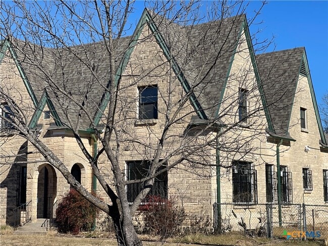 Foto del edificio - 111 W Fowler Ave