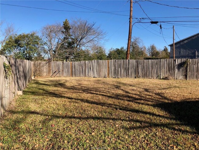 Building Photo - 2703 Sprucewood St