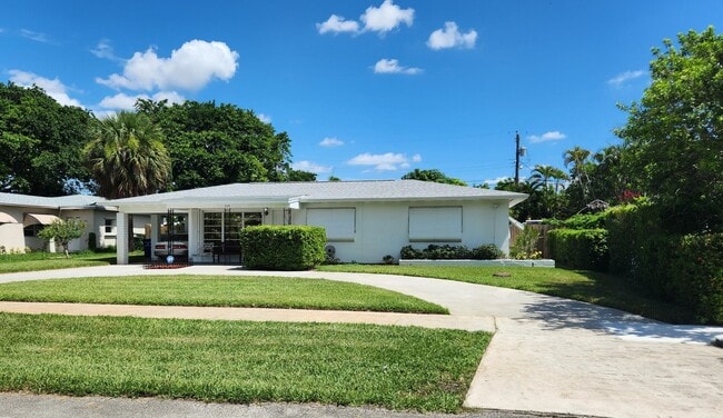 Building Photo - 225 E Ilex Dr