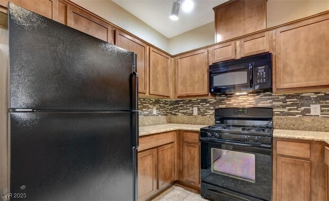 Building Photo - 6868 Sky Pointe Dr