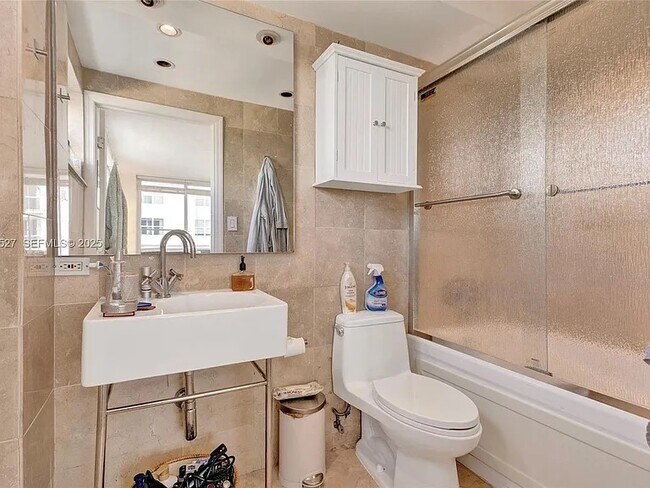 Foto del edificio - 5005 Collins Ave