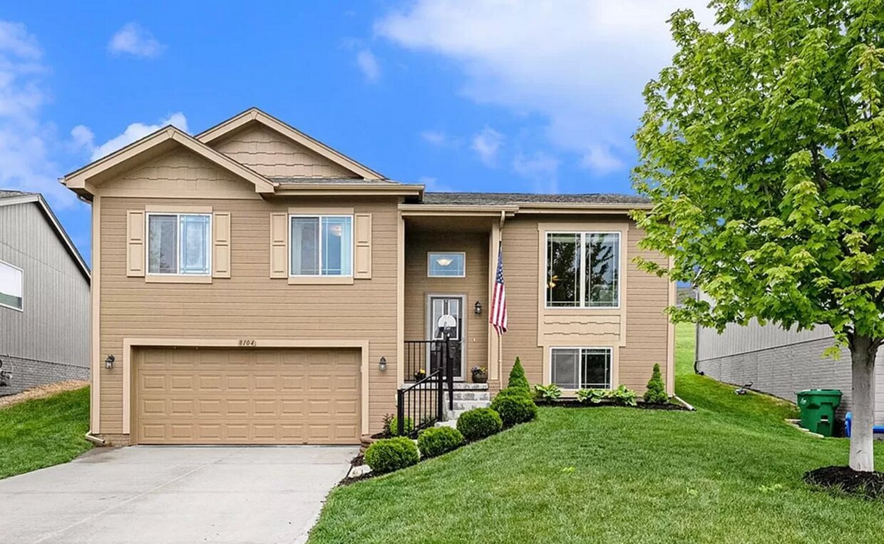 Primary Photo - Modern Comfort & Convenience In Prime Loca...