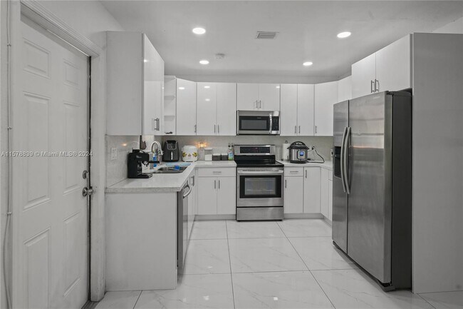 Foto del edificio - 3330 NW 175th St