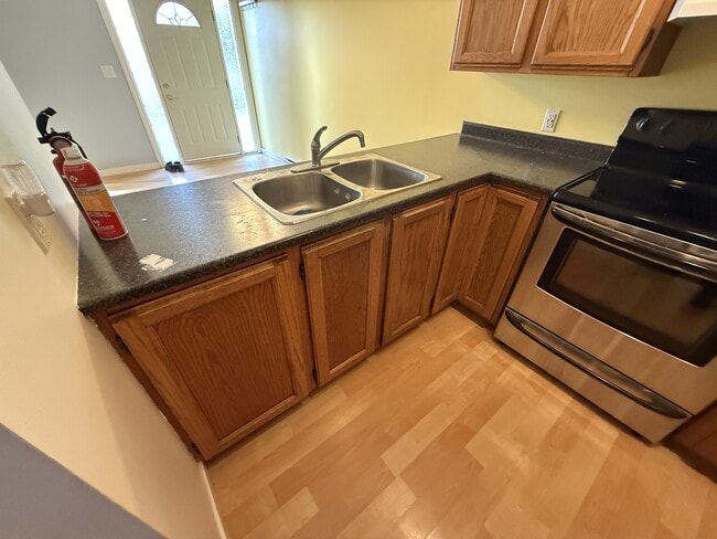 Building Photo - 520 Rosehill St