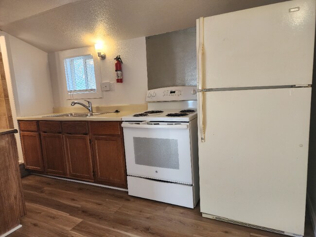 Building Photo - 1924 E 5th St