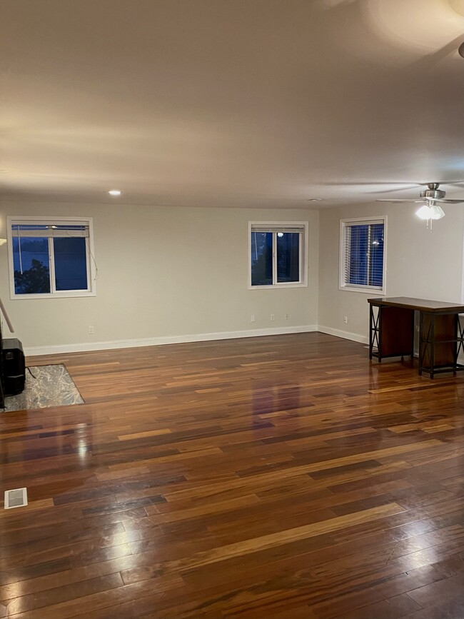 Foto del edificio - 10123 Cornell Ave S Seattle, WA 98178 $3,1...