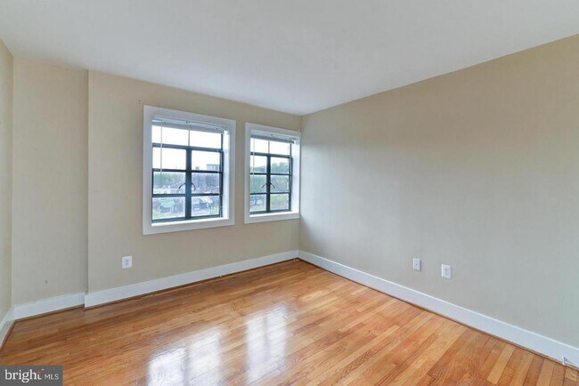 Foto del edificio - 2911 Newark St NW
