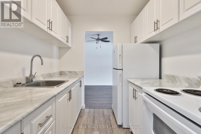 Building Photo - 900 Glen St