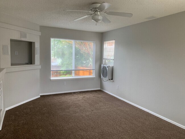 Foto del edificio - Spacious 4 Bedroom Home