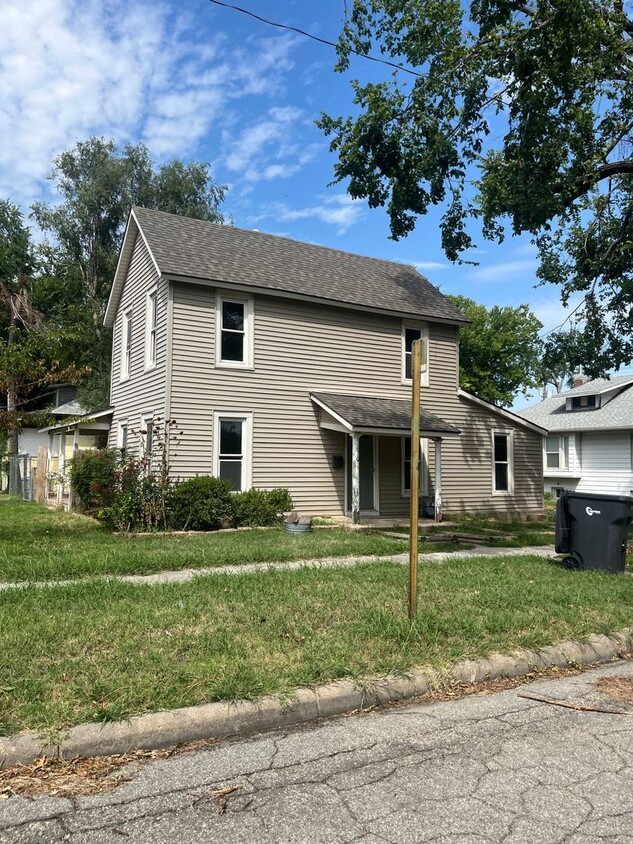 Primary Photo - $899 - 3 bed 2 bath - Single Family Home