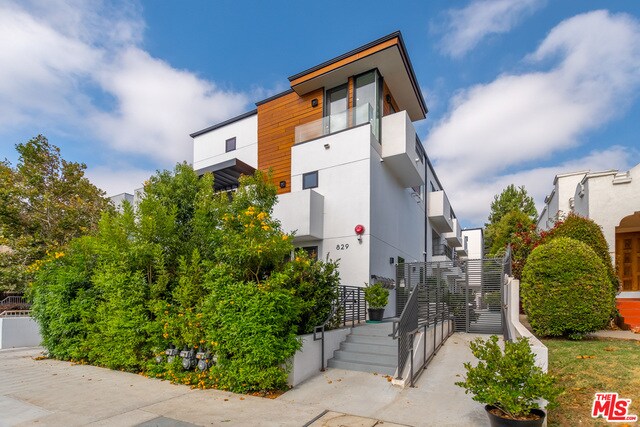Foto del edificio - 829 N Martel Ave
