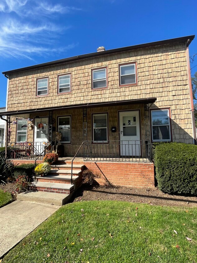 Primary Photo - 20 Middle Ave