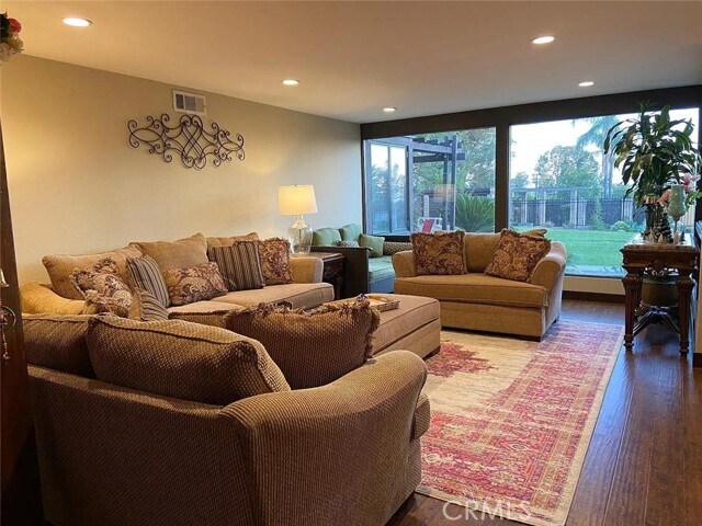 Foto principal - 9313 Valley View St