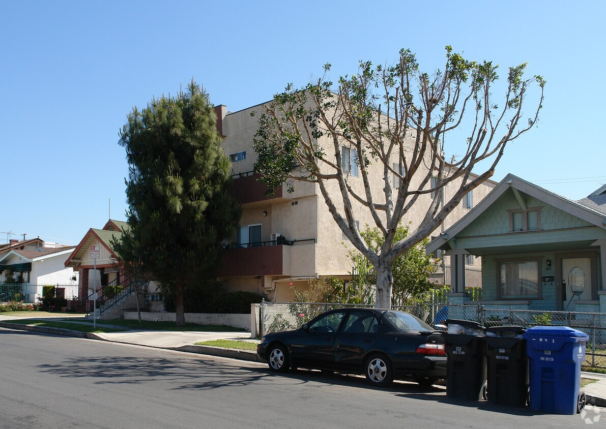 Building Photo - 526 N Oxford Ave