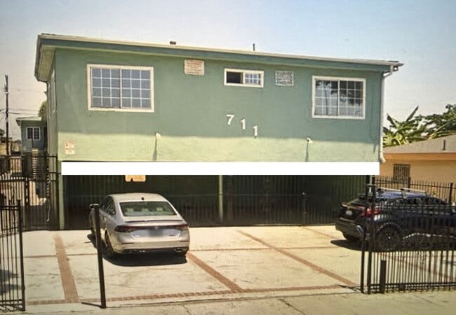 Building Photo - 711 W 81st St
