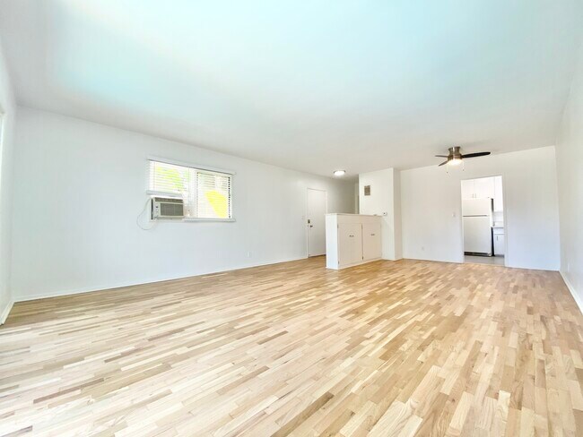 Foto del edificio - 1433 N Hayworth Ave - Pool & Parking