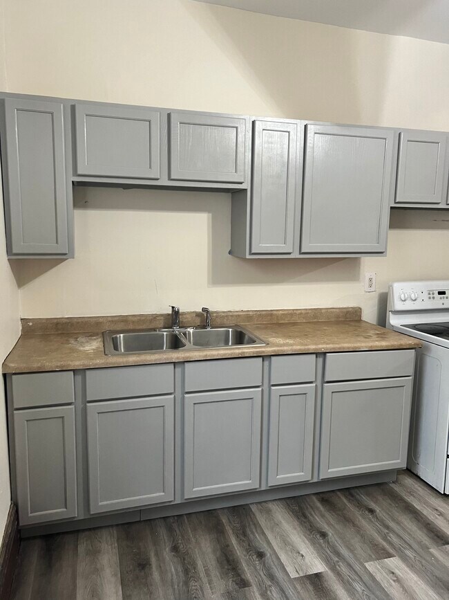 Kitchen - 1209 Emerald Ave