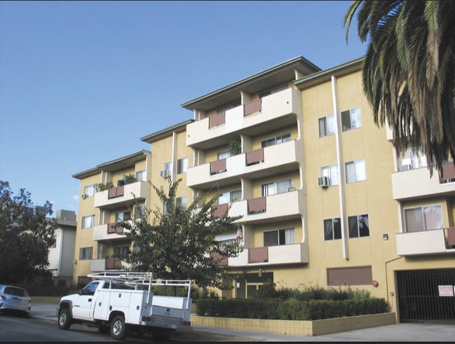 Building Photo - 1342 N Fuller Ave