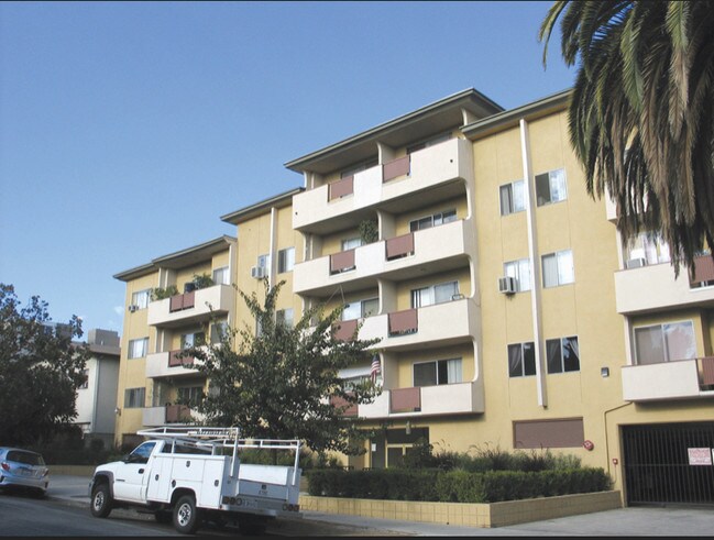 Foto del edificio - 1342 N Fuller Ave