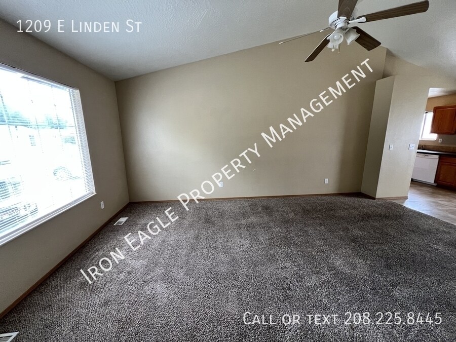 Primary Photo - 1209 E Linden St