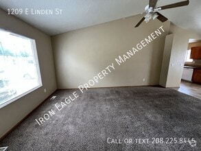 Building Photo - 1209 E Linden St
