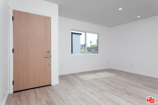 Building Photo - 1319 S St Andrews Pl
